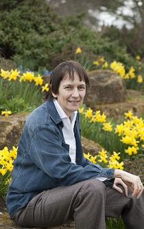 Pic-Simmonds_M-with-daffodils-small.jpg