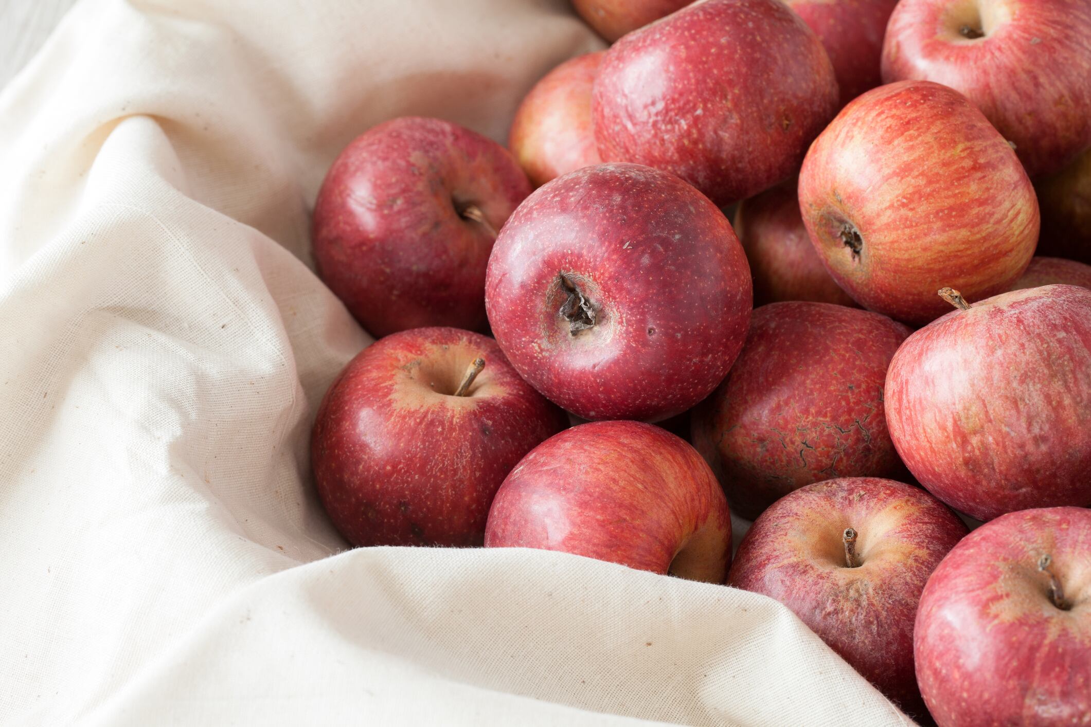 Apple-extract-may-help-control-cholesterol-levels-in-healthy-people.jpg