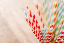 Tetra Pak is looking to up its paper straw game with ‘first-of-its-kind’ research into fibre-based food packaging. GettyImages/ddukang