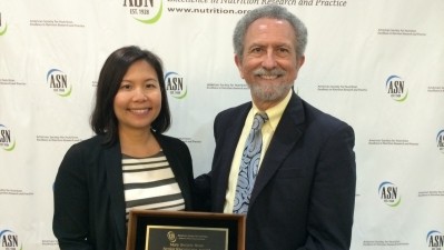 Andrea Wong, PhD, VP of scientific and regulatory affairs, CRN, presents the award to Dr Jeffrey Blumberg from the Jean Mayer USDA Human Nutrition Research Center on Aging at Tufts University