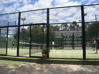 Outdoor padel court at the  Sánchez-Casal Tennis Academy in Naples, Florida, USA. Photo: Jacky Cheong / Wikimedia Commons