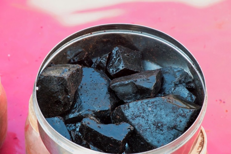 Raw Shilajit, a fluvic mineral complex exudate.   Image © Getty Images